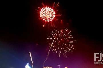 Vistoso espectáculo pirotécnico en el cielo de Telde (Foto Francisco Javier Santana, Jesús Ruiz Mesa y TA)